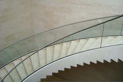Geschwungene Treppe im Mudam Luxemburg