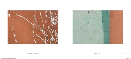 Doppelseite aus dem Buch: zwei Fotos — eine rostrote Wand mit weißen Farbspuren und eine Wand aus hellgrünen, türkisen und orangen Streifen. Bildunterschriften „Rot mit Spuren“ und „Dreiklang“.