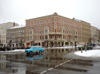 Berliner-Ashalt-blaue-Reflexion-