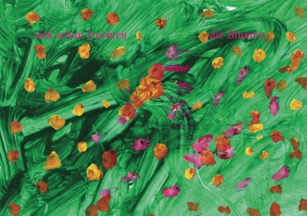Doppelseite aus dem Buch: eine Kindermalerei, grün gemalte Wiese voller oranger und pinker Blütentupfen, darüber in Pink die Zeile „und schon leuchten die Blumen“.
