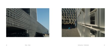 Doppelseite aus dem Buch: zwei Fotos — eine perforierte Betonfassade vor blauem Himmel, daneben ein Mann auf einer Leiter an einem weißen Regal vor einem Wohnblock, davor ein blauer Eimer. Bildunterschriften „Allover“ und „Der blaue Eimer“.