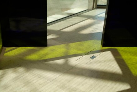 MUDAM, innen mit gelbem Licht