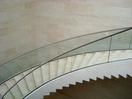 Mudam, innen mit Treppe